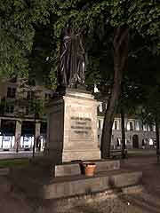 Freitag Nacht: das Denkmal war vollkommen befreit von aller Deko (©Foto. Martin Schmitz)